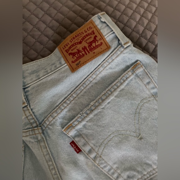 High Wasted Levi Jeans - Picture 2 of 3